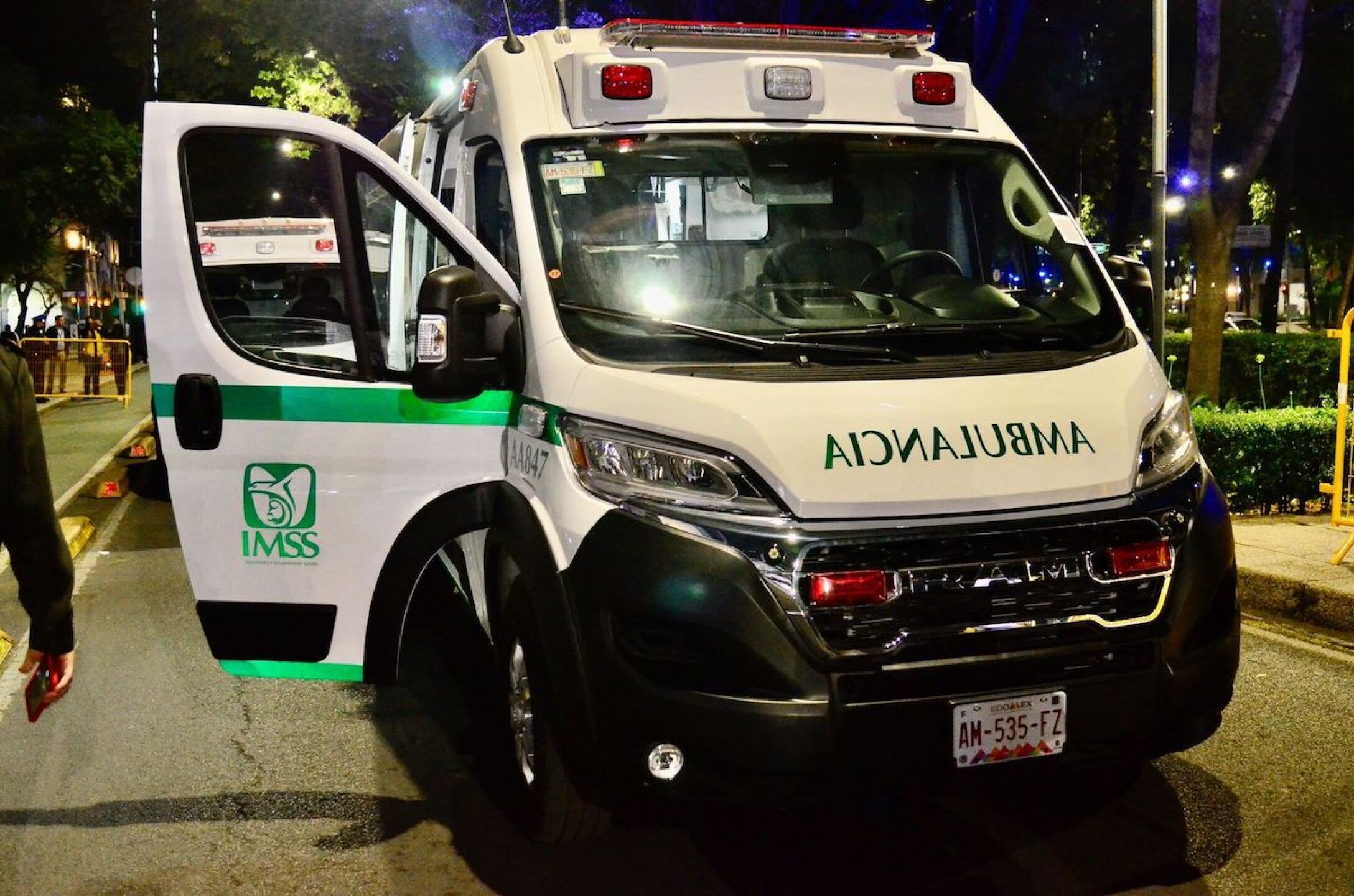 Clara Brugada y Zoé Robledo dan banderazo de salida a mil nuevas ambulancias del IMSS