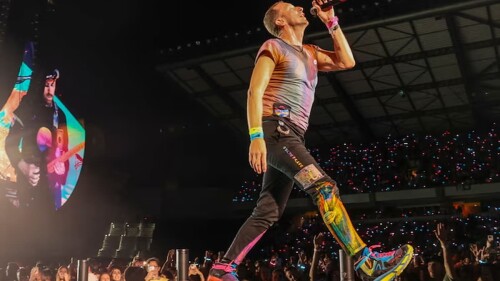 Chris Martin de Coldplay actúa en Portugal en mayo de 2023. El presidente filipino Ferdinand Marcos Jr. ha sido criticado por utilizar un helicóptero presidencial para asistir a un concierto de Coldplay. Foto: Paulo Novais/EPA
