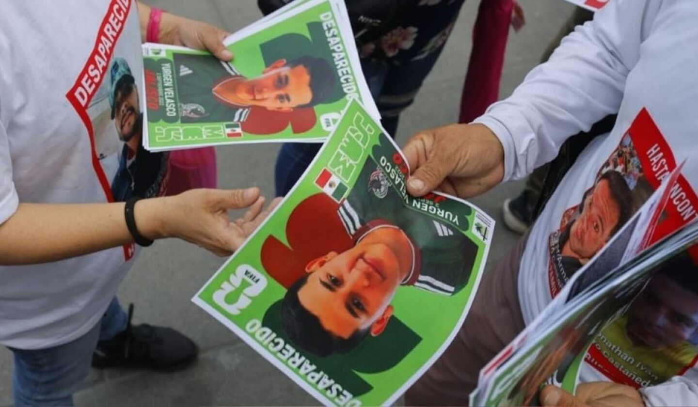 Al estilo del álbum Panini, familiares de desaparecidos crean estampas en Guadalajara previo al Mundial 2026