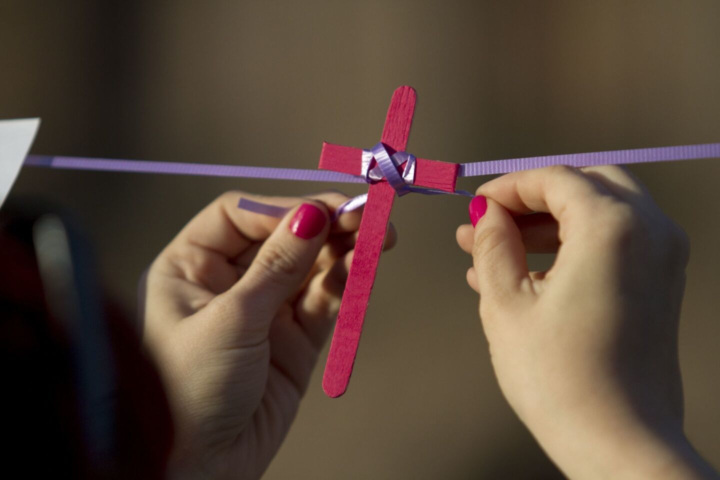 MONTERREY, NUEVO LEÓN, 25NOVIEMBRE2020.- En el marco del Día Internacional de la eliminación de la violencia contra la mujer, integrantes del movimiento feminista en la entidad acudieron a la explanada de los Héroes para  manifestarse mediante escritos. Nuevo León ocupa el tercer lugar nacional en feminicidios, así como el sexto lugar en violencia familiar y trata de personas en México y el número once en violaciones en el presente año.FOTO: GABRIELA PÉREZ MONTIEL / CUARTOSCURO.COM