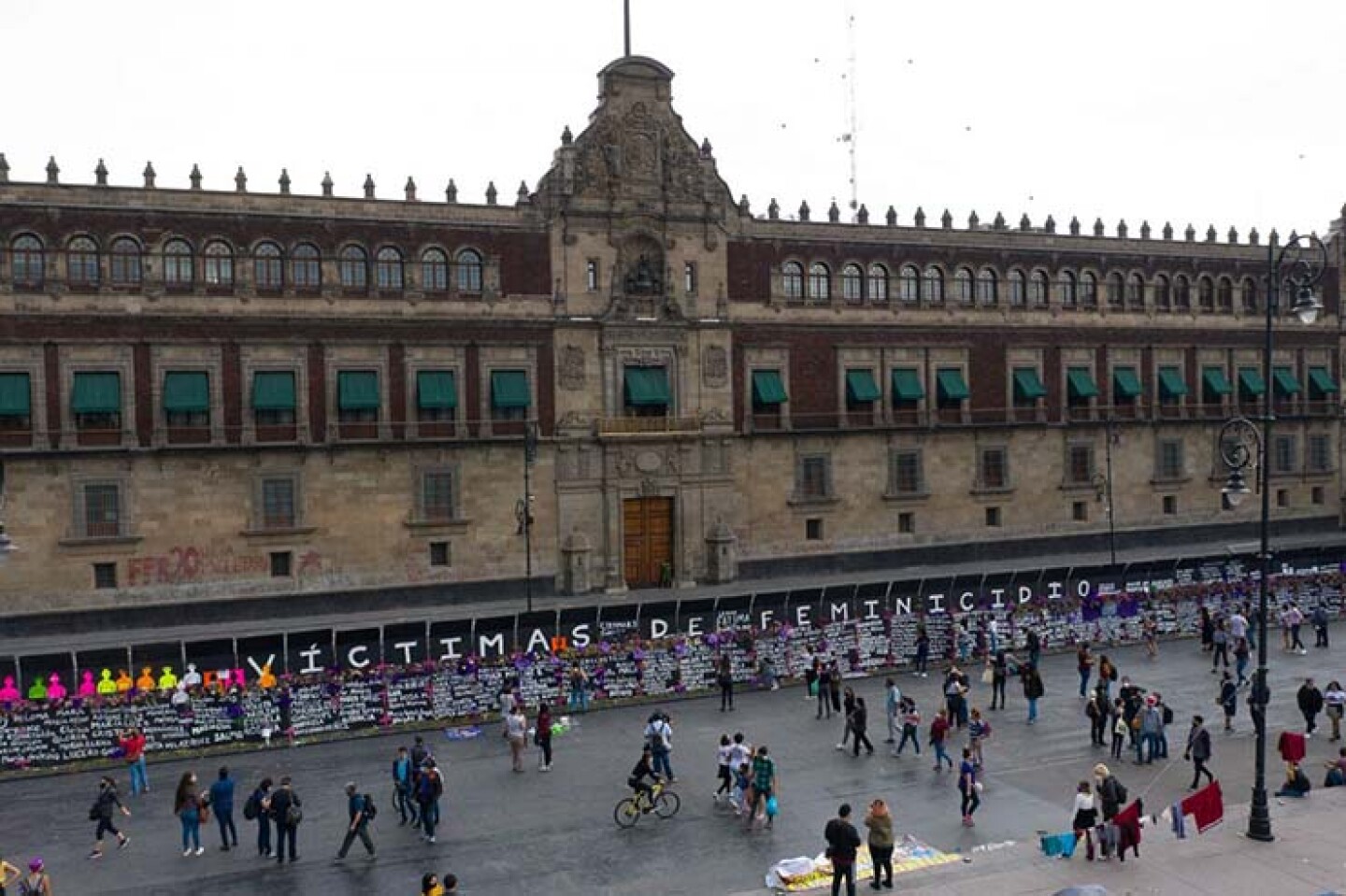 Mujeres de distintas colectivas intervinieron las vallas colocadas por el gobierno de la Ciudad en Palacio Nacional previo al 8m -Día internacional de la Mujer-. Organizadas pintaron durante esta tarde y colocaron flores en los nombres de mujeres sobrevi
