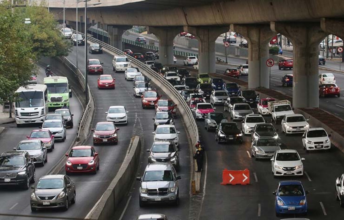 Pese a contingencia, avenidas principales de la ciudad lucieron con tráfico.