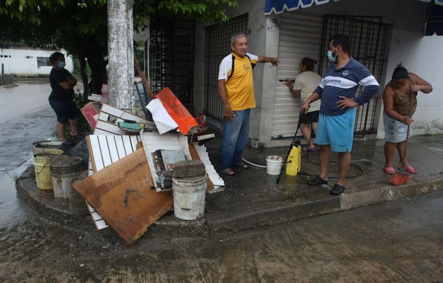 Tras empezar a baja el nivel del agua en la colonia Gaviotas Sur vecinos regresan a sus hogares que permanecieron varios días inundadas, al hacer un reviento de sus bienes observan que la mayoría están inservibles por lo que los apilan en las banquetas.