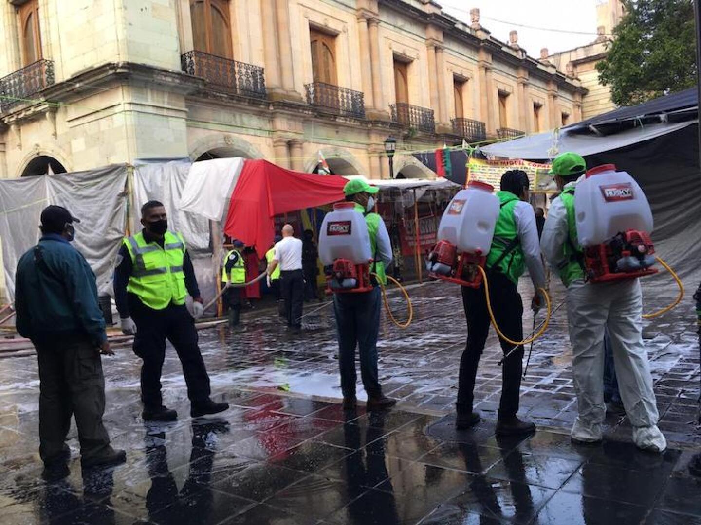 sanitizan_zocalo_de_oaxaca_por_covid-19