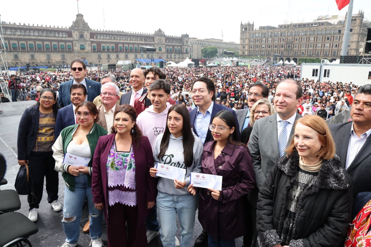Clara Brugada entrega de Beca de Transporte Universitario.jpg
