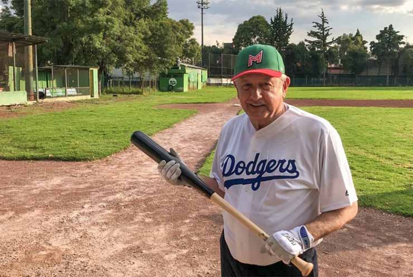 El Presidente Andrés Manuel López Obrador se inclinó por los Dodgers de los Ángeles para la Serie Mundial de Béisbol.