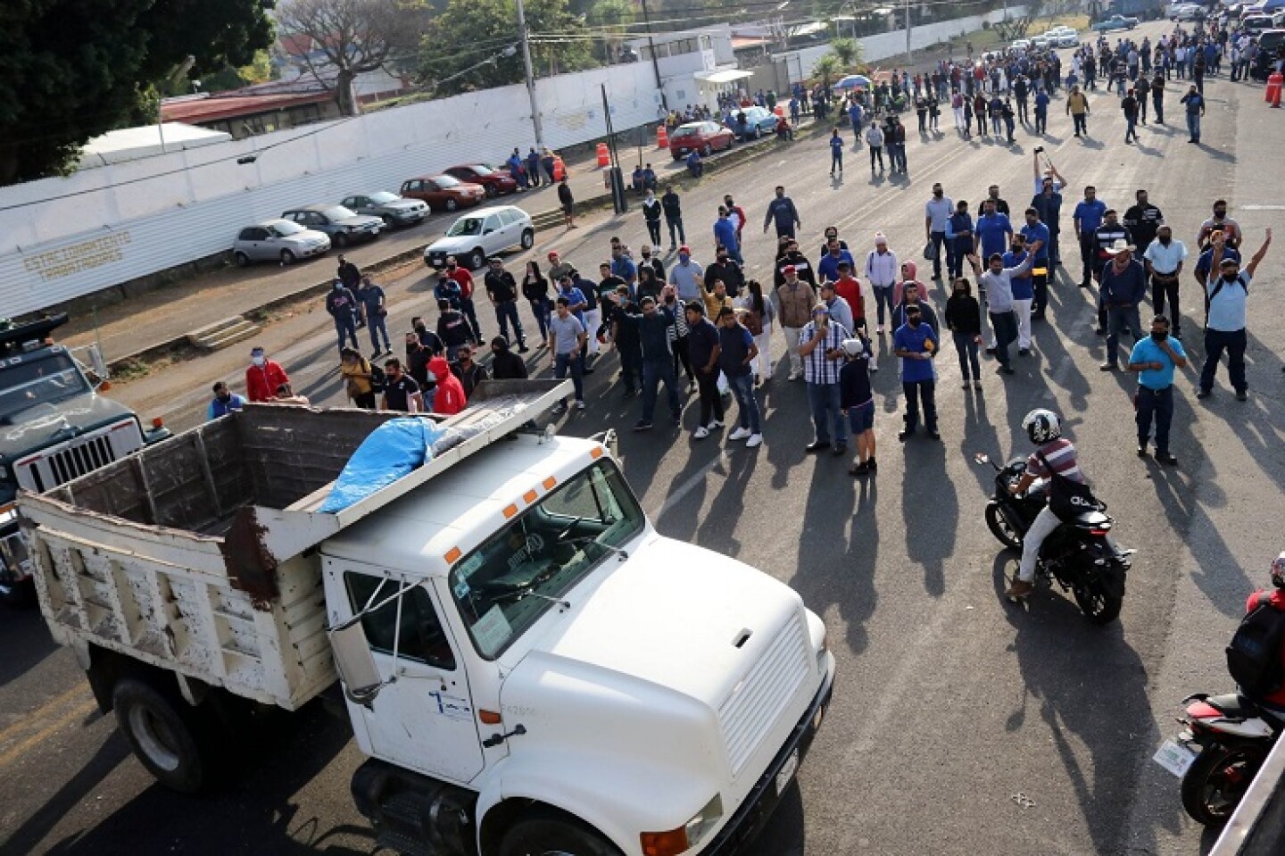 Trabajadores de fabrica de municiones bloquean carretera, piden medidas de seguridad ante pandemia de Covid-19.