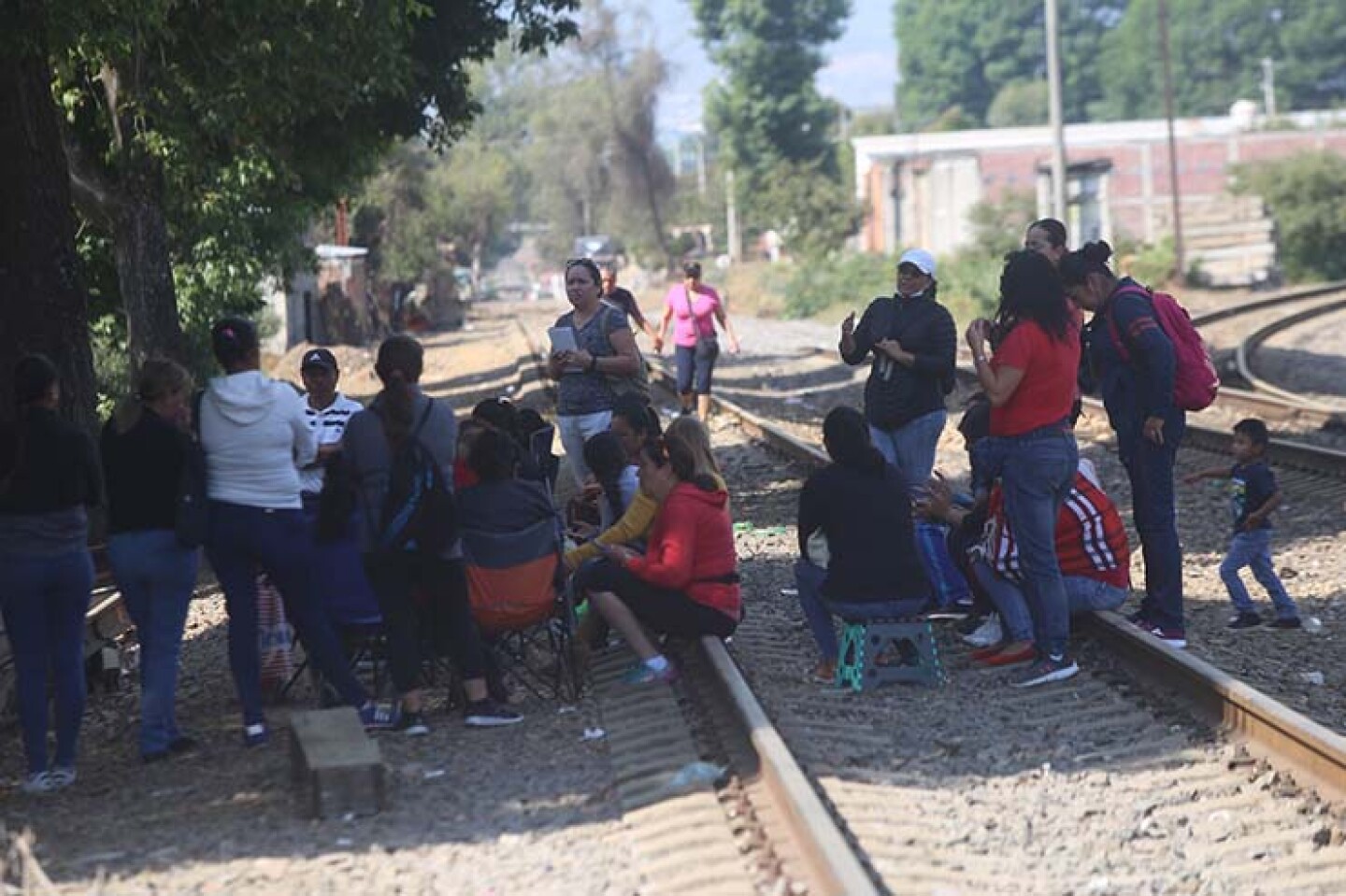 URUAPAN, MICHOACÁN, 08FEBRERO2019. A 25 días de los bloqueos a las vías férreas en Michoacán por parte de integrantes de la Coordinadora Nacional de Trabajadores de la Educación (CNTE), empresas como Petróleos Mexicanos (Pemex) y la industria acere