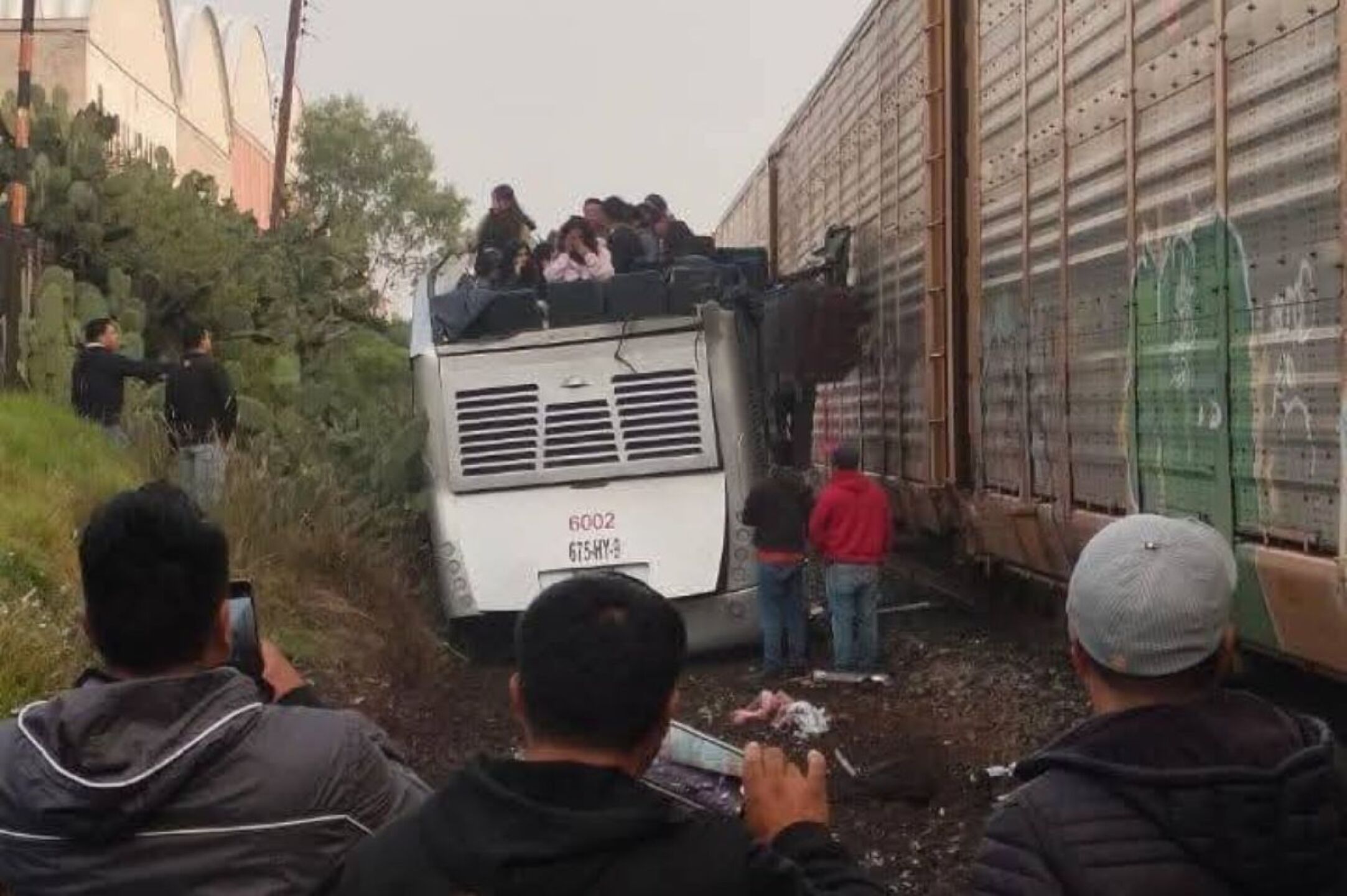 tren-arrolla-autobus-de-pasajeros-en-atlacomulco-edomex-9-muertos-y-mas-de-40-heridos