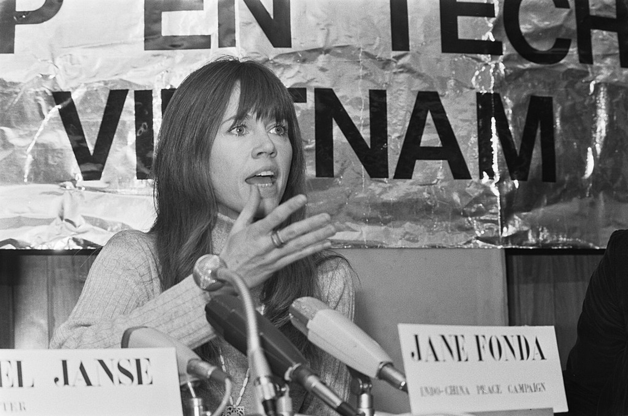 1024px-Jane_Fonda_geeft_persconferentie_in_TH_in_Delft_voor_Vietnamacties_Jane_Fonda_t_Bestanddeelnr_927-6990