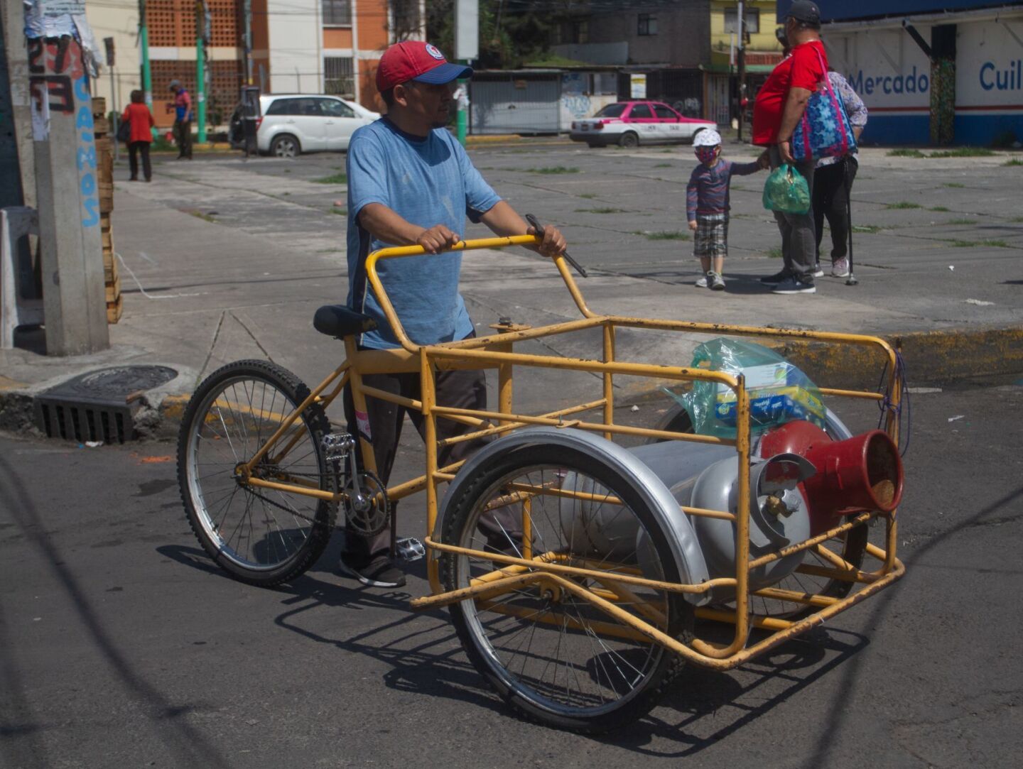 Un señor carga sus tanques de gas en la colonia Vicente Guerrero, alcaldía Iztapalapa