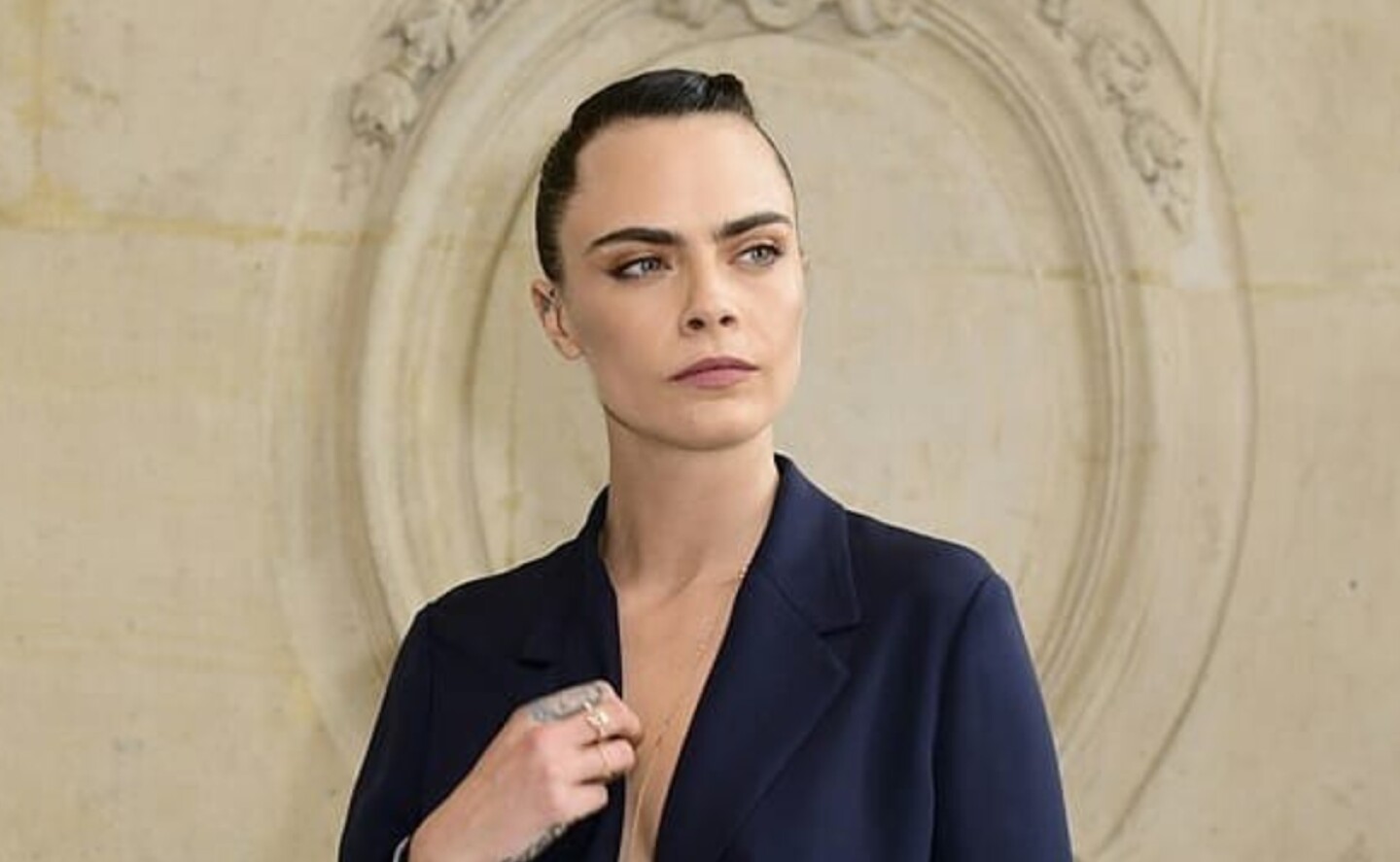 hermana_cara_delevingne_cuida_modelo_
