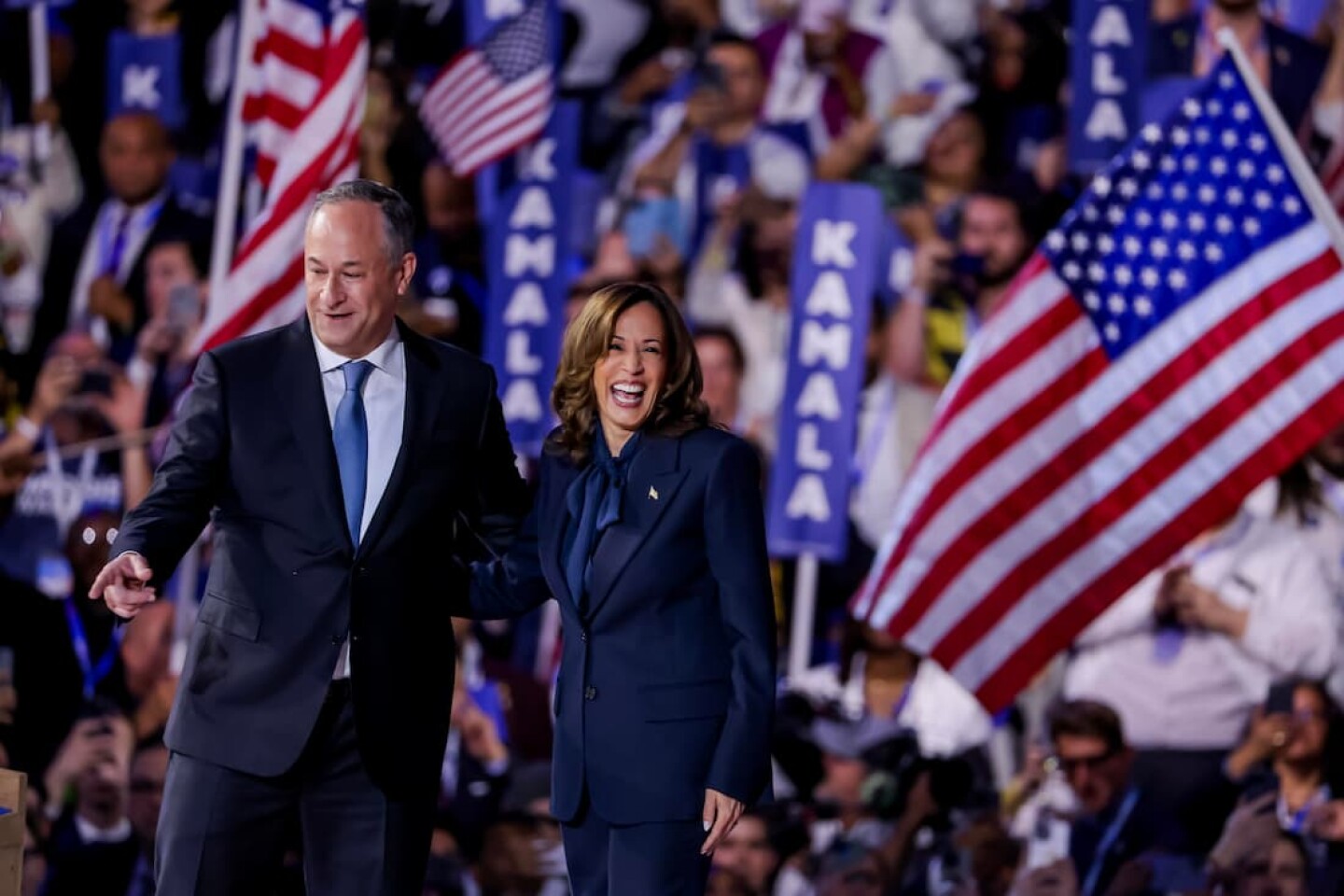 Kamala Harris (derecha), y su esposo, Doug Emhoff