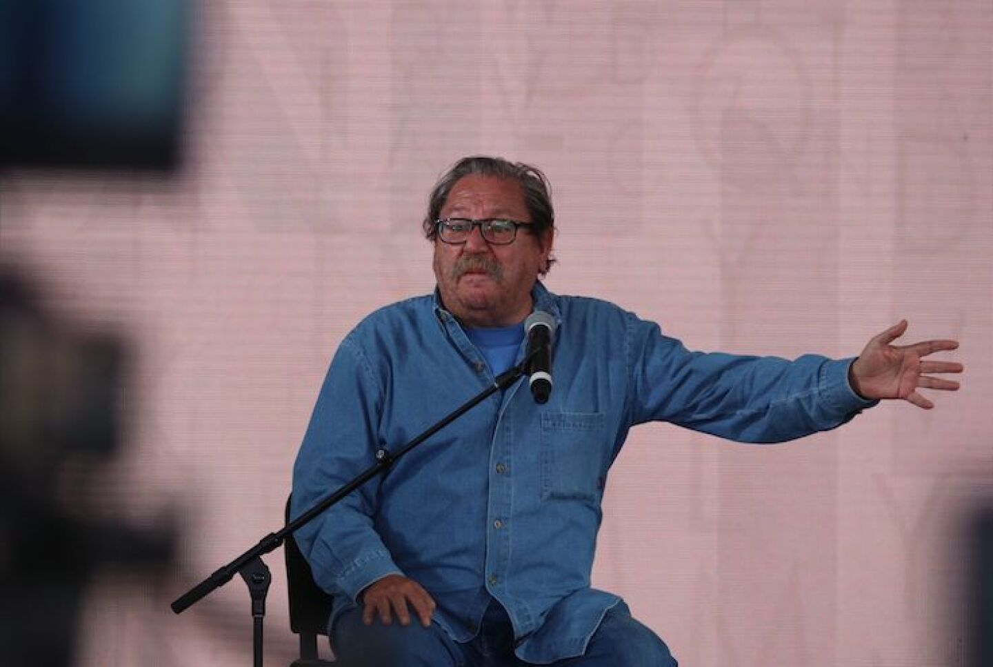 Paco Ignacio Taibo II, director del fondo de Cultura Económica, durante la charla "El cura Hidalgo" que se llevo a cabo en el foro Antonio Helguera como parte del ciclo de charlas y actividades de la XXI Feria Internacional del Libro en el Zócalo.