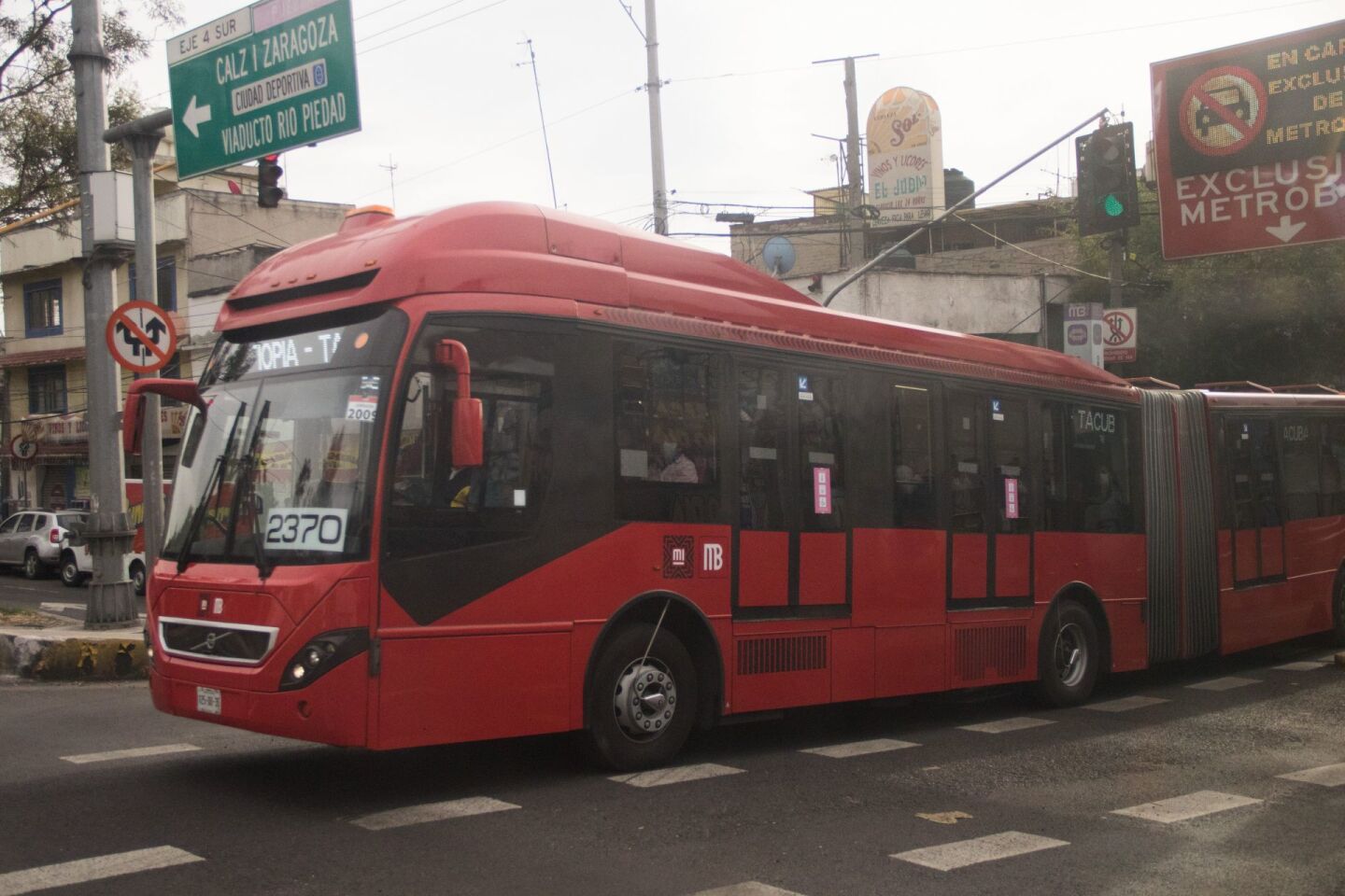 Metrobús en la alcaldia de Iztacalco con poco tráfico vehícular.