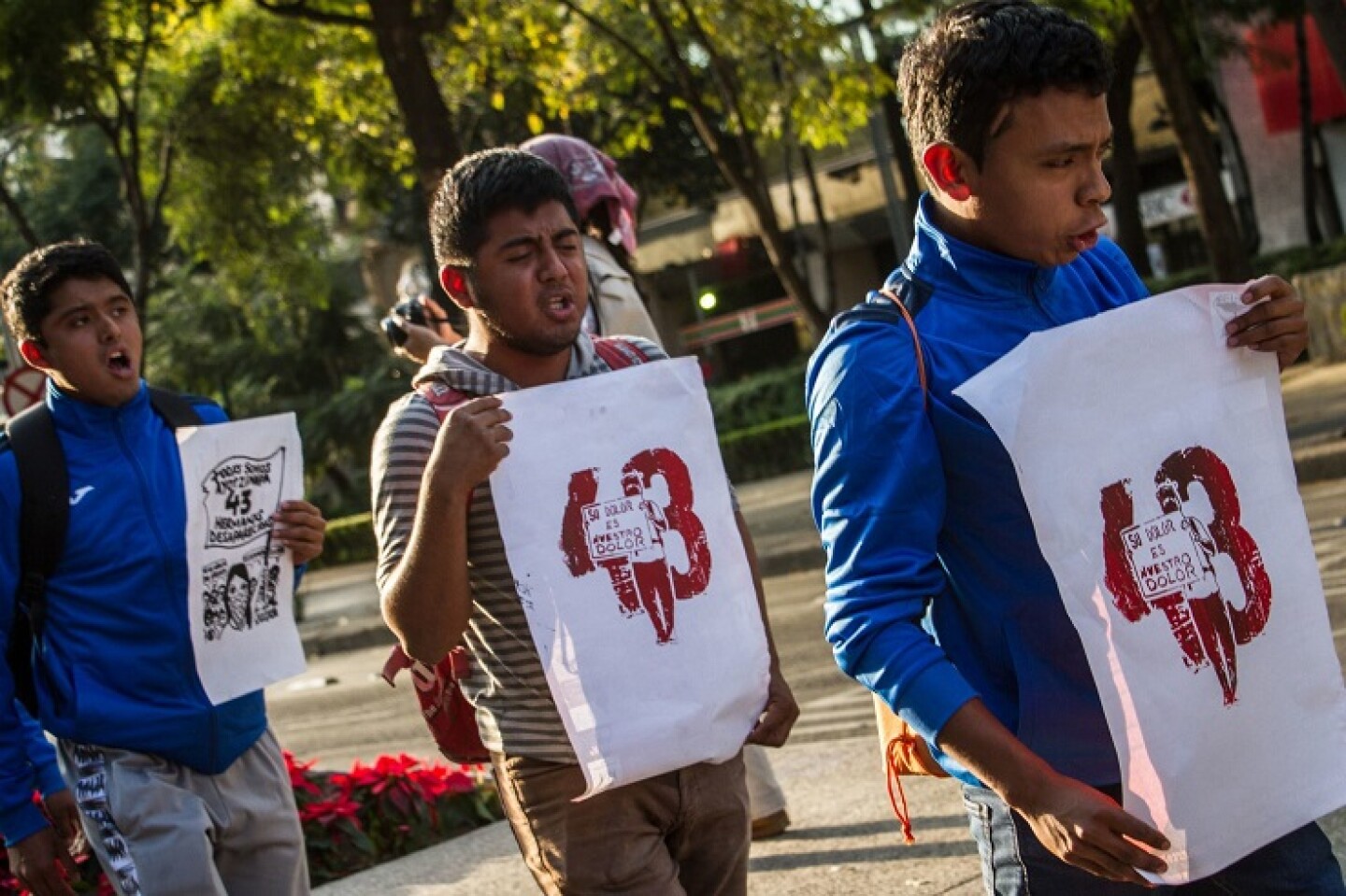 CIUDAD DE MÉXICO, 26NOVIEMBRE2019.-  Familiares, Integrantes de colectivos en defensa de los derechos humanos y normalistas, se manifestaron con motivo del mes 62 sin respuesta ni aparición de los 43 normalistas de Ayotzinapa desaparecidos en Iguala el 26 de septiembre del 2014. FOTO: ANDREA MURCIA /CUARTOSCURO.COM