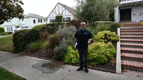 'Water police' patrol drought-hit Los Angeles streets
