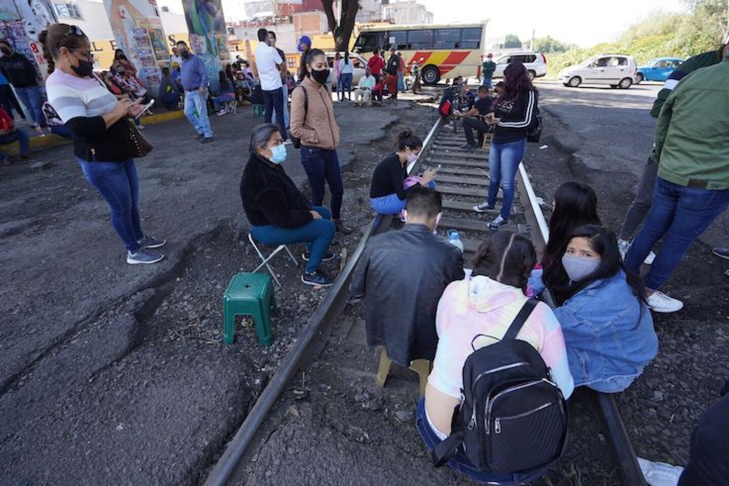 Maestros de la CNTE y del grupo Poder de Base mantienen bloqueadas las vías del tren para exigir que el gobierno les pague sus quincenas completas.