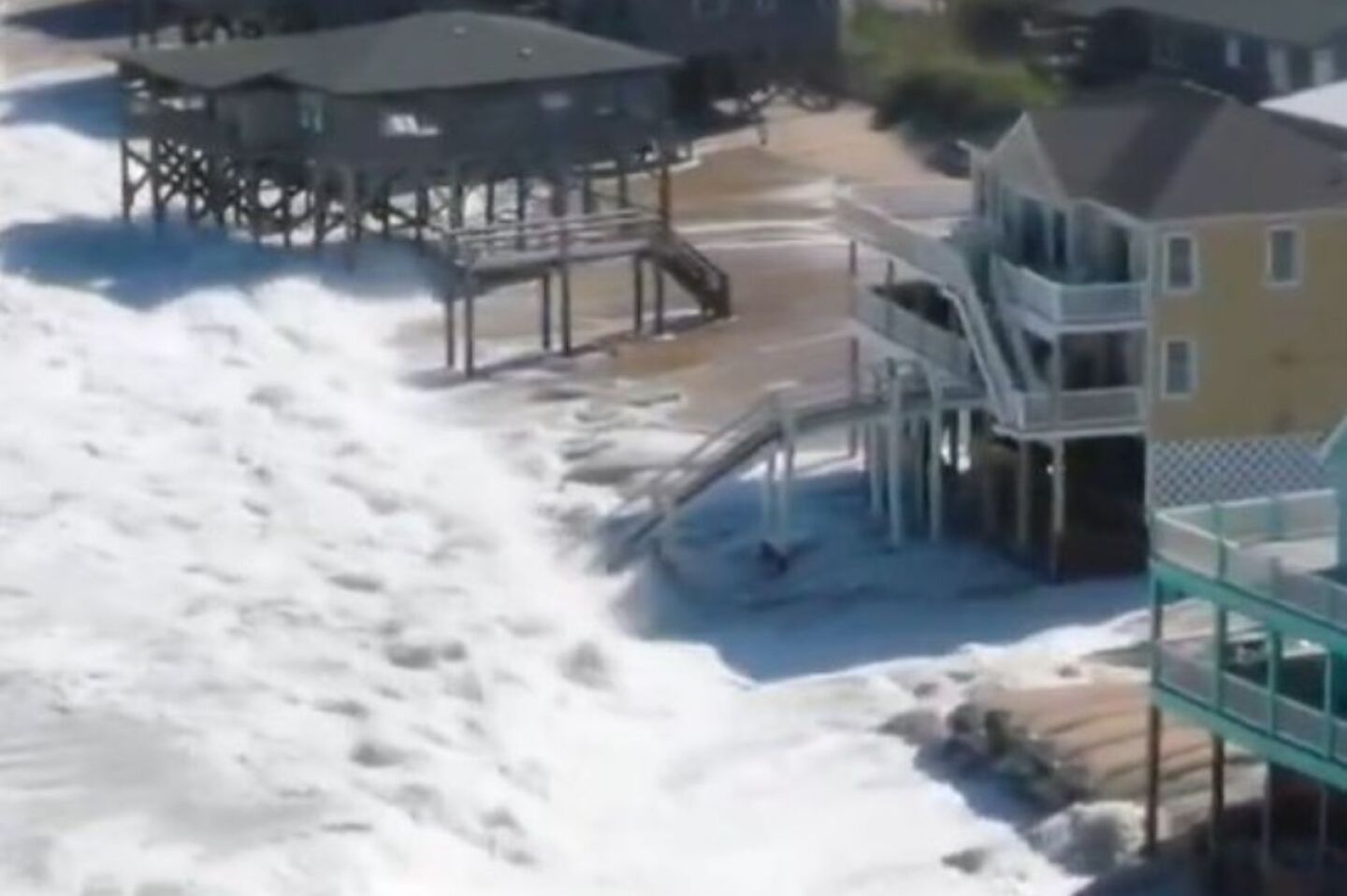 huracan-erin-deja-bajo-el-agua-a-carolina-del-norte-y-obliga-a-evacuar-a-2-mil-personas-video