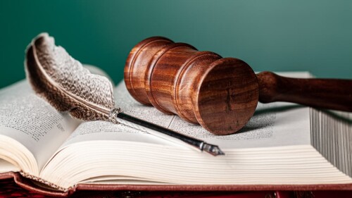 gavel mazo de juez libro pluma