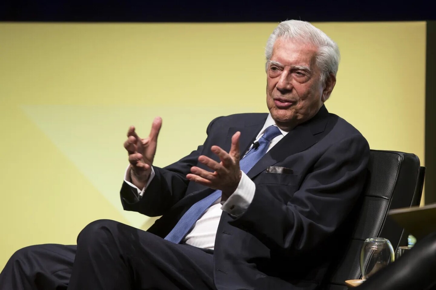vargas-llosa-petro