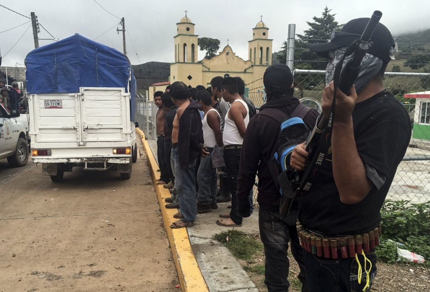 SAN JERÓNIMO DE PANTLA, MUNICIPIO DE CHILPA DE ÁLVAREZ, GUERRERO, 11JUNIO2016.- Indígenas náhuac que conformaron su policía comunitaria, que pertenecerá a la Casa de Justicia de la Coordinadora Regional de Autoridades Comunitarias-Policía Comunitaria con sede en Espino Blanco municipio de Malinaltepec (CRAC-PC), detuvieron a 15 personas originarias de esta comunidad, presuntamente responsables de haber cometido trece asesinatos. FOTO: CUARTOSCURO.COM