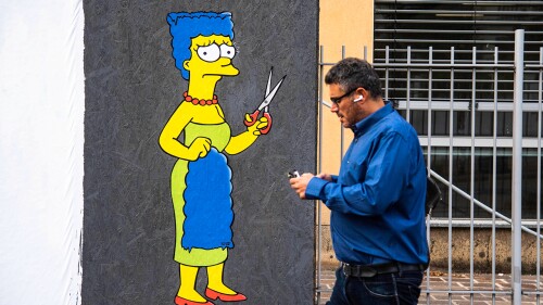 mural-marge-simpson-cortando-su-cabello-azul-iran-protestas-3