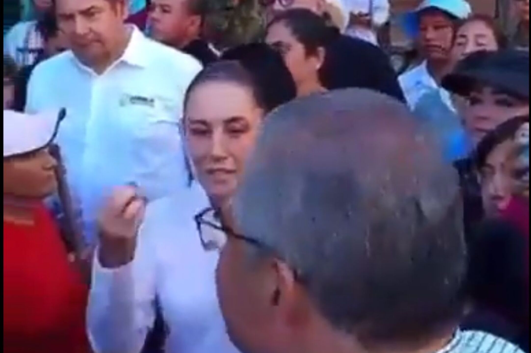 sheinbaum-regana-al-alcalde-de-huauchinango-en-publico-por-las-lluvias-usted-me-dice-que-si-trabaja-pero-la-gente-me-dice-que-no-video