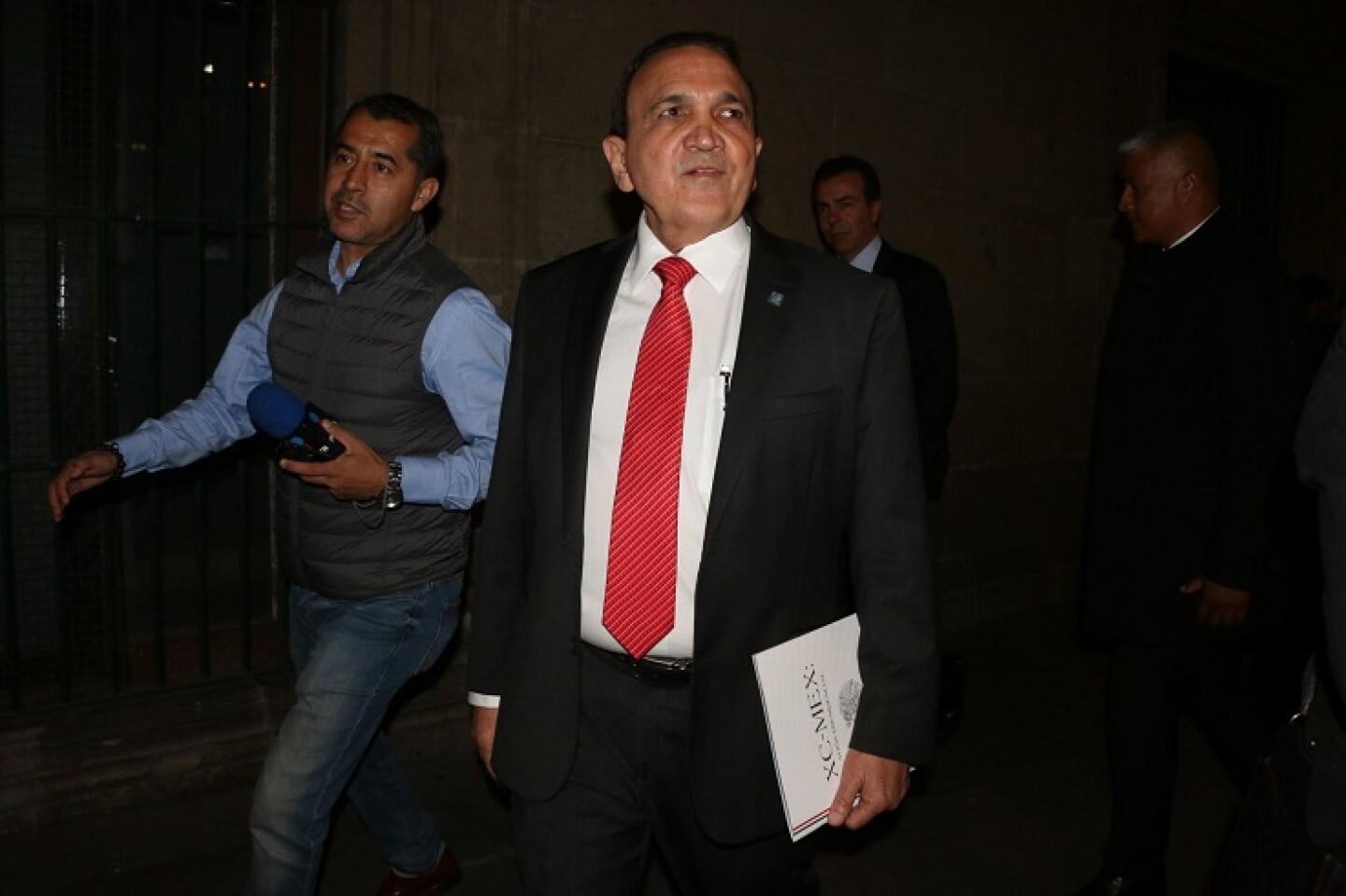 Empresarios de la iniciativa privada, acudieron a la cena organizada por el presidente de la República en Palacio Nacional con el objetivo de recaudar dinero para la rifa del avión presidencial. En imagen, José Manuel López Campo, presidente Concanaco Serytur.