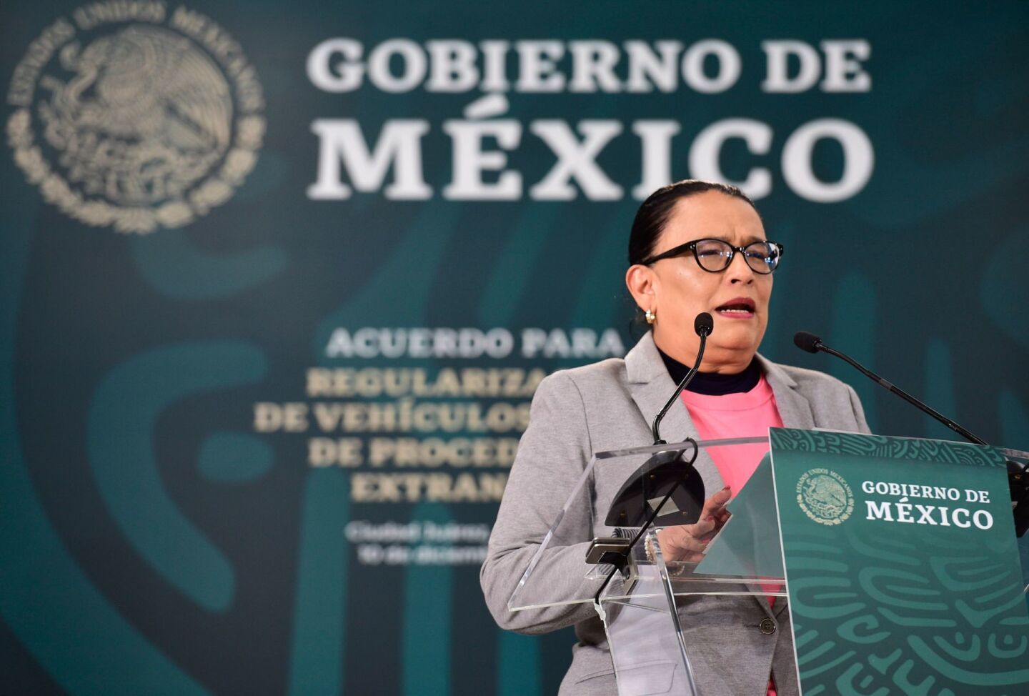 Rosa Icela Rodríguez, secretaria de Seguridad y Protección Ciudadana, durante el evento protocolario del acuerdo para la regularización de vehículos usados de procedencia extranjera.