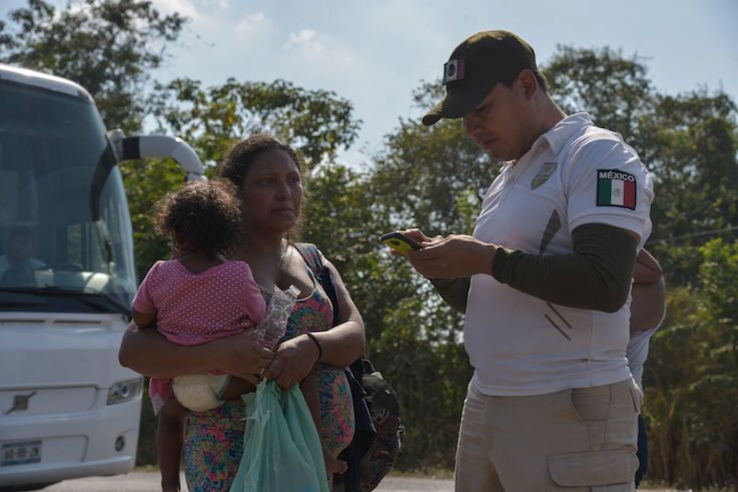 Migrantes centroamericanos son detenidos por agentes del Instituto Nacional de Migración, Ejercito y Guardia Nacional.