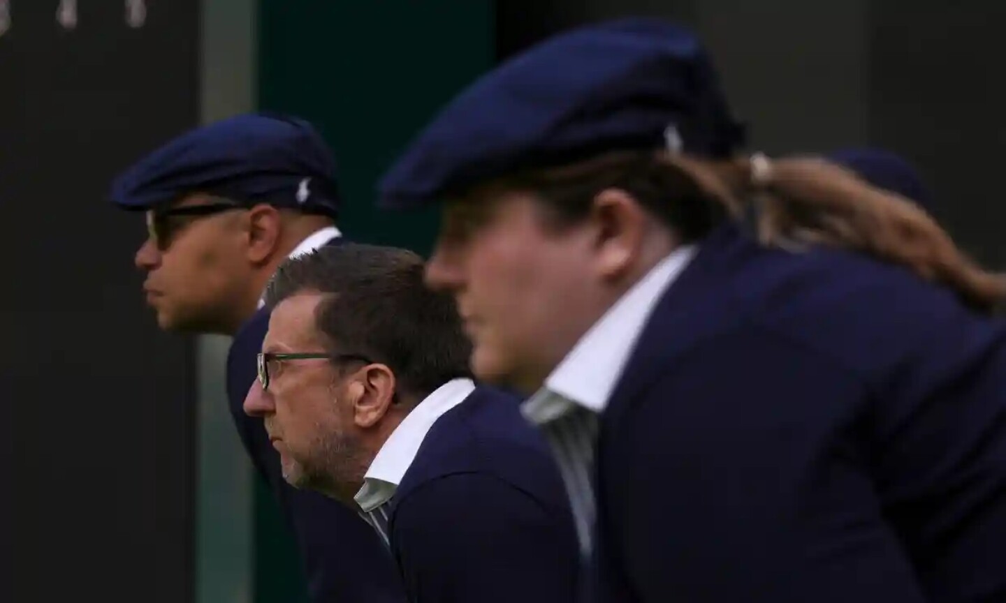 jueces de línea en un partido individual masculino de primera ronda wimbledon londres