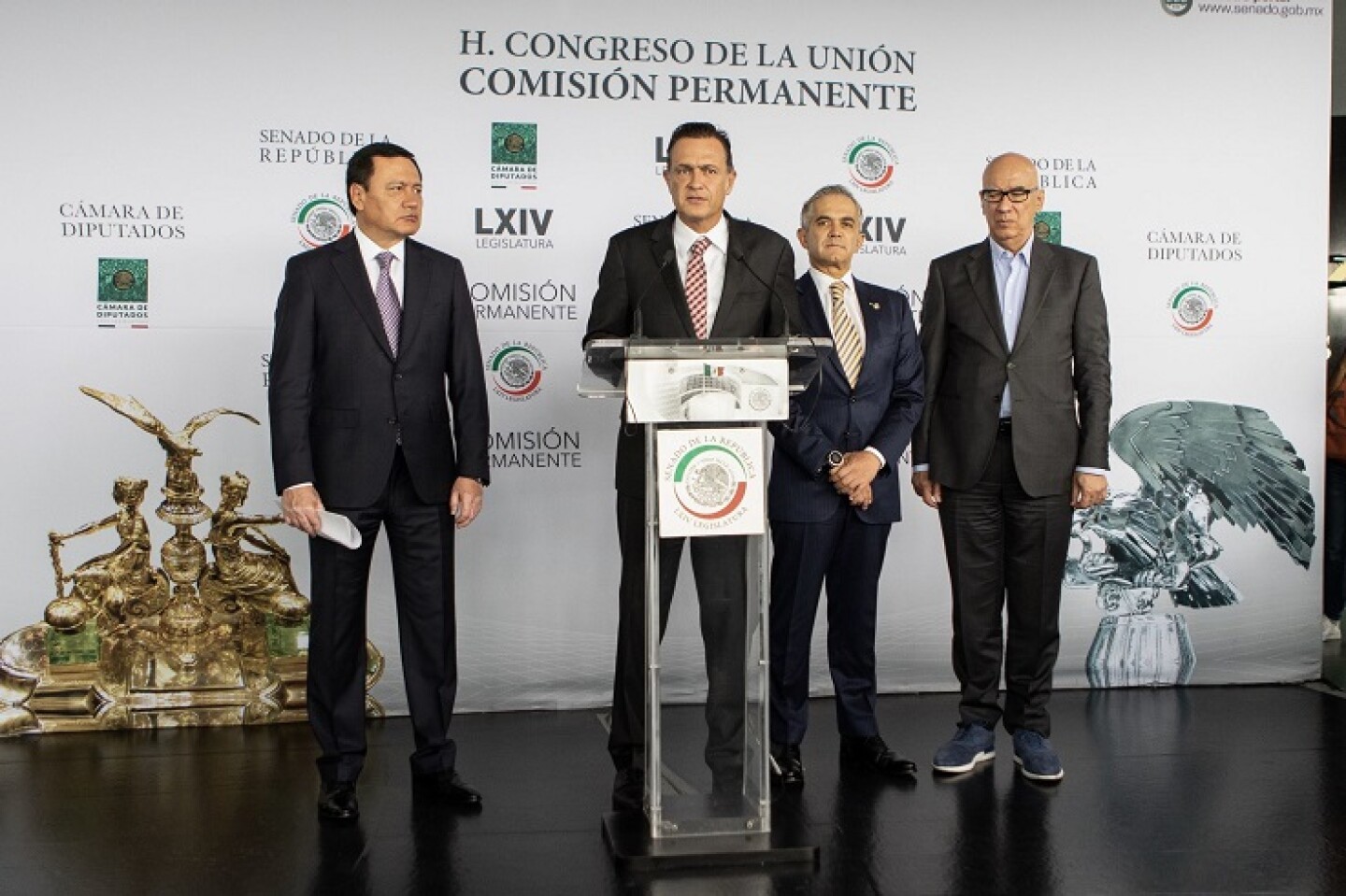 CIUDAD DE MÉXICO, 18JUNIO2019.-Los coordinadores parlamentarios Miguel Ángel Osorio Chong (PRI), Mauricio Kuri (PAN), Miguel Ángel Mancera (PRD) y Dante Delgado (MC) ofrecieron conferencia de prensa en el Senado de la República para hablar del periodo extraordinario.FOTO: ISAAC ESQUIVEL /CUARTOSCURO.COM