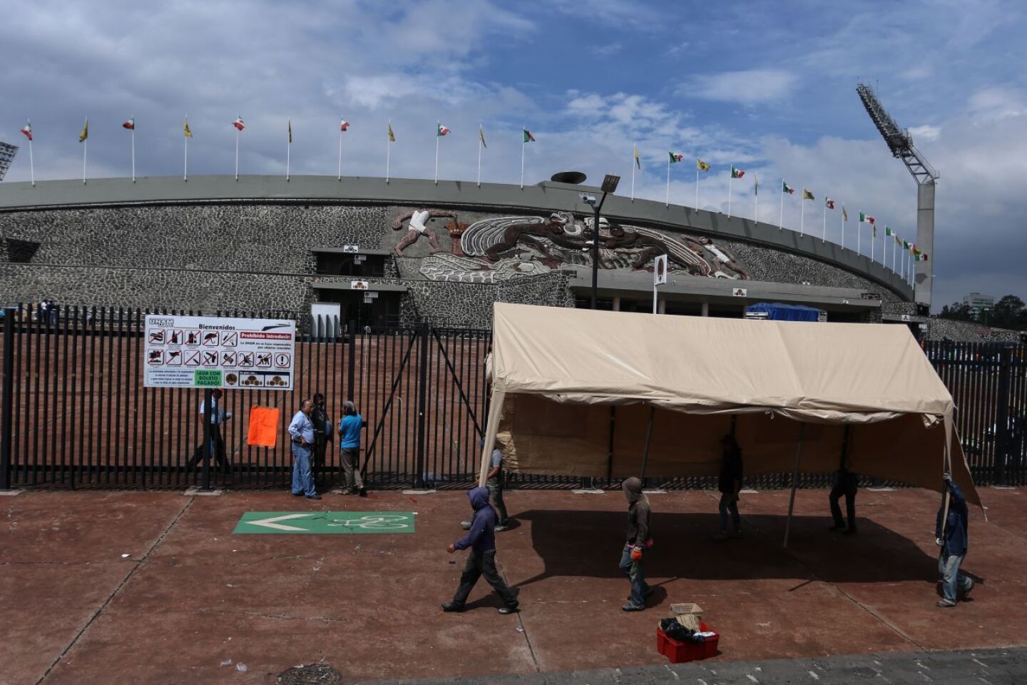 CIUDAD DE MÉXICO, 28SEPTIEMBRE2017.- El centro de acopio de la UNAM ubicado en las inmediaciones del Estadio Universitario fue cerrado por las autoridades universitarias después que el día de ayer informaran que ya no se hacian responsables del acopio recibido ya que un grupo de estudiantes habia desidido otra vía de entrega. A pesar del cierre, algunos trabajdores de Protección Civil de la UNAM reciben acopio entregado por ciudadanos.FOTO: ADOLFO VLADIMIR /CUARTOSCURO.COM