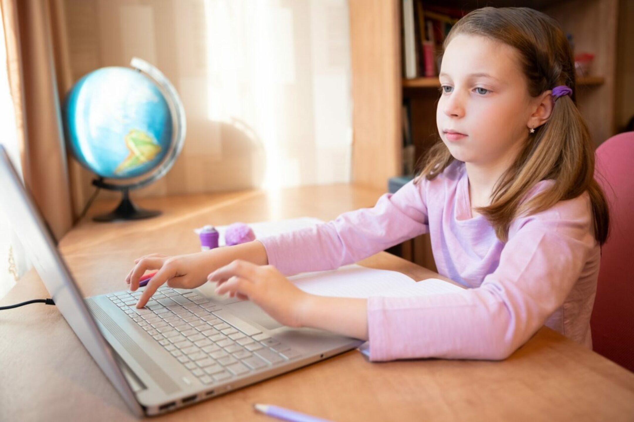 online-remote-learning-high-school-kids-with-comp-2022-11-02-00-11-08-utc-1280x853