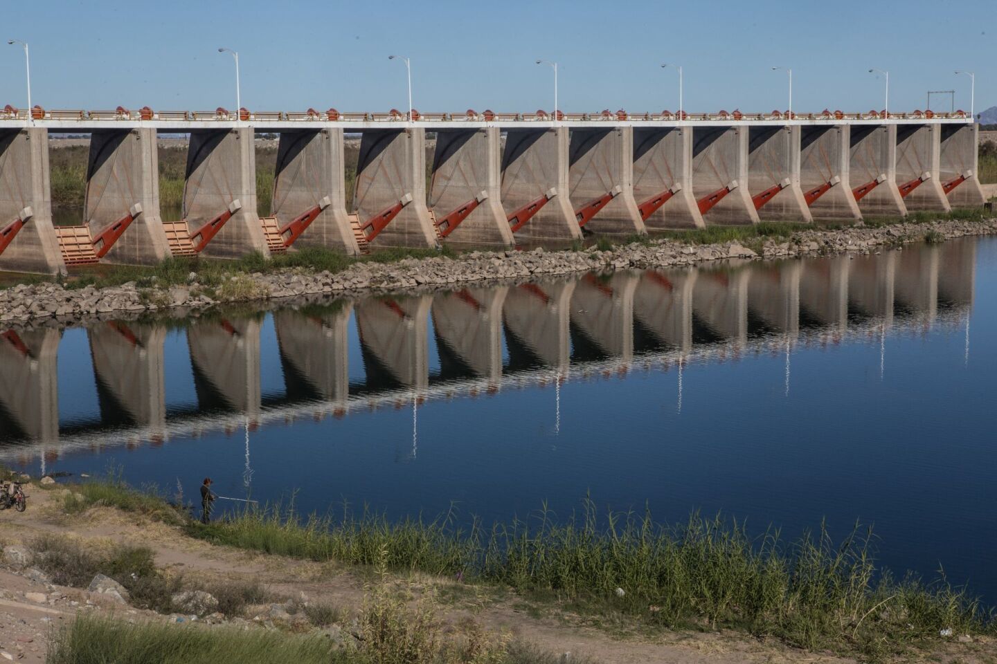 MEXICALI, BAJA CALIFORNIA, 11MARZO2018.- Actualmente, el agua que proviene del Río Colorado a Baja California es recibida a través de la presa Morelos en el Valle de Mexicali, la cual provee de agua a los municipios de Ensenada y Tijuana. Sin embargo, de acuerdo con Modesto Ortega, ex director de la Comisión Estatal de Servicios Públicos de Mexicali, y quien fue despedido de su cargo durante el gobierno de Enrique Vega de la Madrid por oponerse a la construcción de un acueducto de forma ilegal para la cervecera Constellation Brands, el crecimiento poblacional e industrial desmedido en Tijuana ha provocado que algunos módulos de riego vendan ilegalmente una mayor cantidad de agua que la establecida a Tijuana. Asimismo, la venta ilegal de agua, aunada a medidas como el revestimiento de cemento del canal Todo Americano, han dejado sin agua a muchos ejidatarios causándoles pérdidas año con año en sus ganancias. Además del desabasto, las colonias en Ensenada han dejado de recibir agua potable de la presa ya que ésta se mezcló con aguas negras que vienen de los nuevos fraccionamientos construidos en zonas más altas de la presa.FOTO: TERCERO DÍAZ /CUARTOSCURO.COM