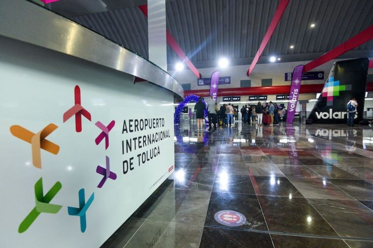 El Aeropuerto Internacional de Toluca (AIT) reanudó este día los vuelos comerciales, los usuarios se mostraron muy contentos de poder volver a esta terminal aérea.