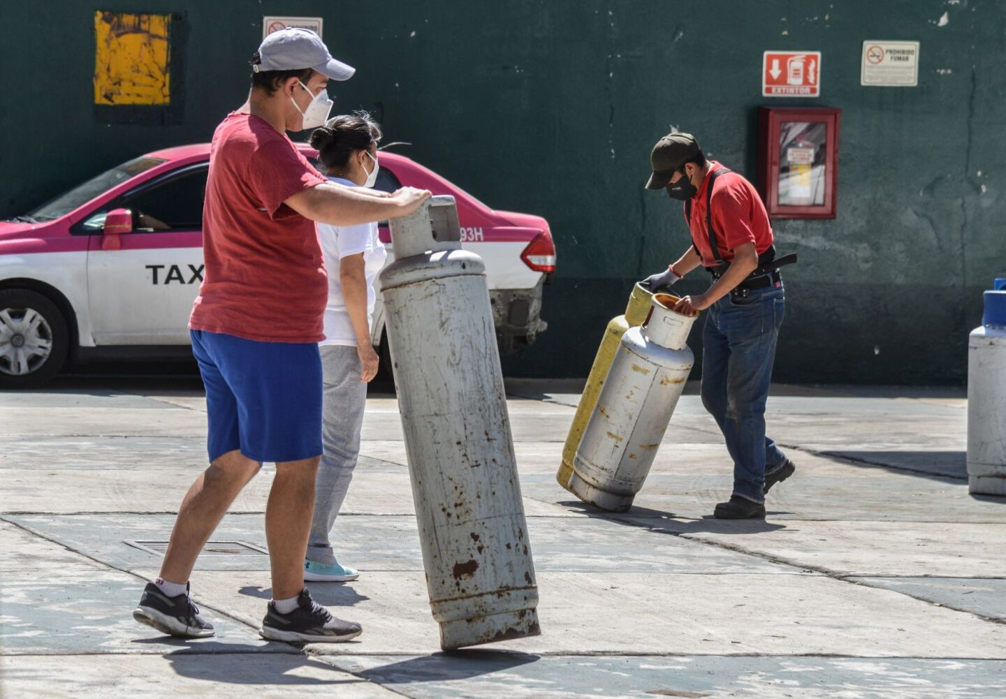 Personas de la alcaldía Iztapalapa acuden a rellenar sus tanques de Gas LP en las gaseras ubicadas sobre Avenida Rojo Gómez, para garantizar el suministro del hidrocarburo, luego de las recientes afectaciones derivadas del paro indefinido por parte del Gremio Gasero Nacional.