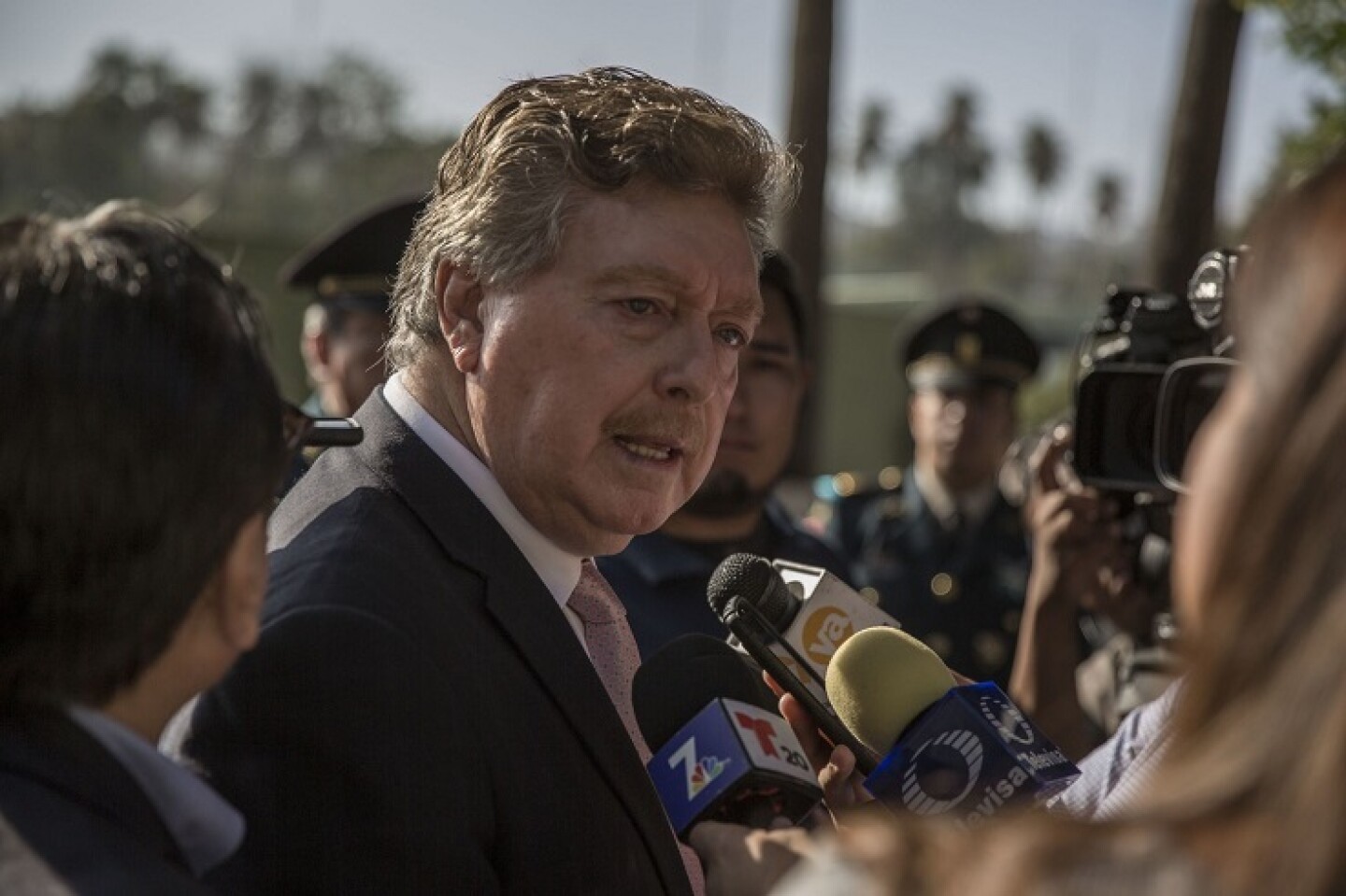 TIJUANA, BAJA CALIFORNIA, 17OCTUBRE2019.- TIJUANA, BAJA CALIFORNIA, 17OCTUBRE2019.- Al finalizar la Ceremonia del personal de Conscriptos del Servicio Militar Nacional, realizada en el Cuartel Morelos, el gobernador del estado de Baja California, Francisco Vega de la Madrid, declaró que este jueves podría ser publicada la reforma al artículo 8 de la Constitución con el que se amplía de dos a cinco años el mandato de Jaime Bonilla. FOTO: OMAR MARTÍNEZ /CUARTOSCURO.COM