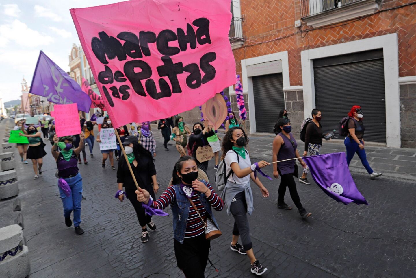Décima edición de la "Marcha de las Putas" organizada por distintos colectivos de feministas, LGBTTTI y grupos pro aborto.