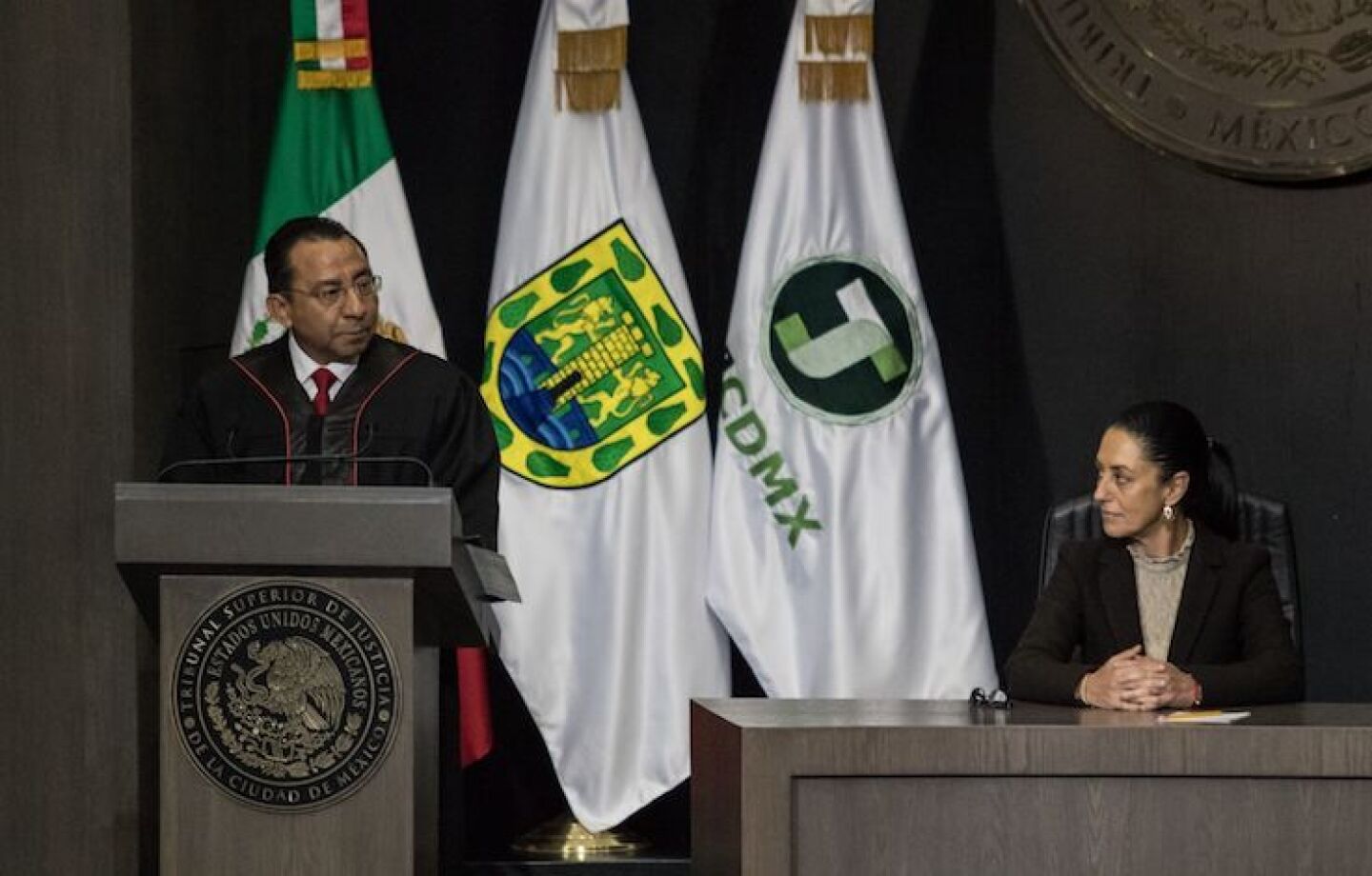 CIUDAD DE MÉXICO, 07ENERO2019.- Rafael Guerra Álvarez, tomó posesión como magistrado presidente del Tribunal Superior de Justicia de la Ciudad de México (TSJCDMX), quien además fue acompañado por Claudia Sheinbaum, Jefe de Gobierno de la capital del país y José de Jesús Martín del Campo, presidente del Congreso local.FOTO: MISAEL VALTIERRA / CUARTOSCURO.COM