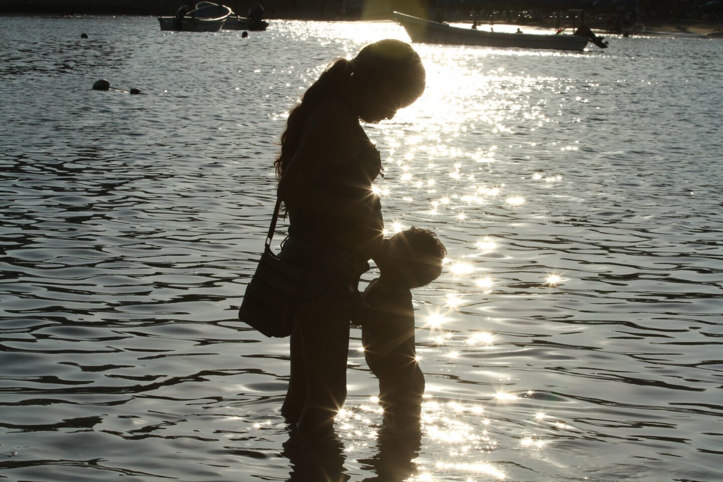 ACAPULCO, GUERRERO, 14MARZO2019.- Berenice quien esta embarazada y su hijo, que vienen de la Ciudad de México y actualmente se están tomando unos días de descanso, opinaron sobre su experiencia en el puerto “súper bien, el ambiente está ahorita tranquilo, no se miran muertos como dicen la verdad es que lo recomiendo muchísimo, la verdad está súper riquísimo, la comida, todo está perfectamente, en Puerto Marqués, Caleta y los antros de por aquí, ahorita está muy tranquilo, ya que los he visitado está limpia el agua, lo malo es la poca basura que se encuentra en el mar hojas de los arboles y el servicio es excelente y la verdad es que sí lo recomiendo al 80 por ciento, vengan con su familia, que disfruten, que se olviden de los problemas de la violencia de la ciudad, de la contaminación y la pasen chido increíble”. En la playa se observan a niños locales sacando la basura de la playa, comerciantes en sus lanchas vendiendo recuerditos y jóvenes madres vendiendo frutos, para ganarse la vida. FOTO: BERNANDINO HERNÁNDEZ /CUARTOSCURO.COM