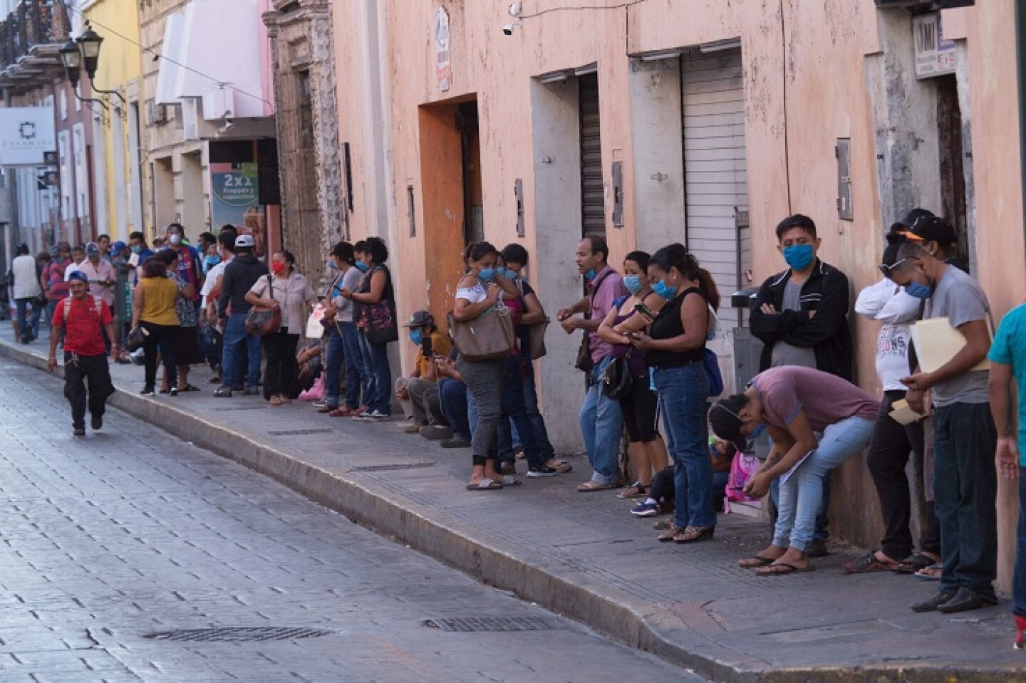 Cientos de personas se forman desde tempranas horas en oficinas de gobierno para tramitar el seguro de desempleo que le brindará un apoyo económico de $2,500 pesos