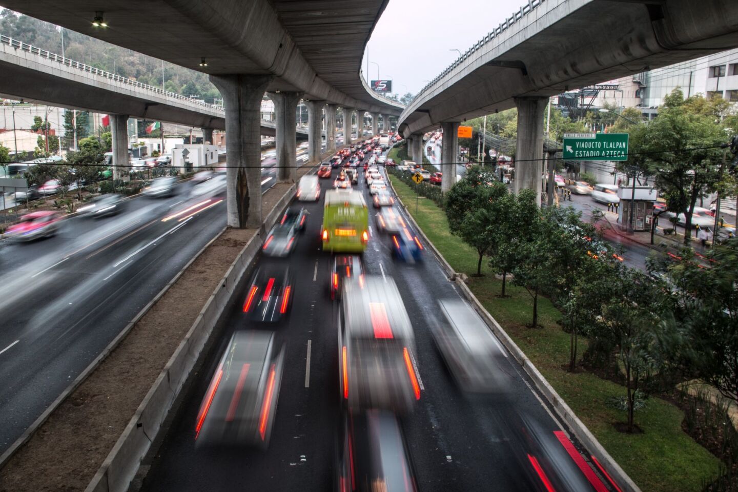 CIUDAD DE MÉXICO, 05ABRIL2019.- Tráfico en periferico Sur. Claudia Sheinbaum Pardo, jefa de Gobierno de la Ciudad, anuncio que a partir del 22 de abril entrara en vigor el programa de Foto Cívicas. Estas buscan la asignación imparcial de sanciones y generar un cambio en la cultura de los automovilistas que lleve a tener mejor seguridad. Detalló que para operar esta modalidad serán necesarios detectores de velocidad en entornos escolares, cámaras y radares, así como modificaciones al reglamento de tránsito (fotocívicas).FOTO: ANDREA MURCIA /CUARTOSCURO.COM