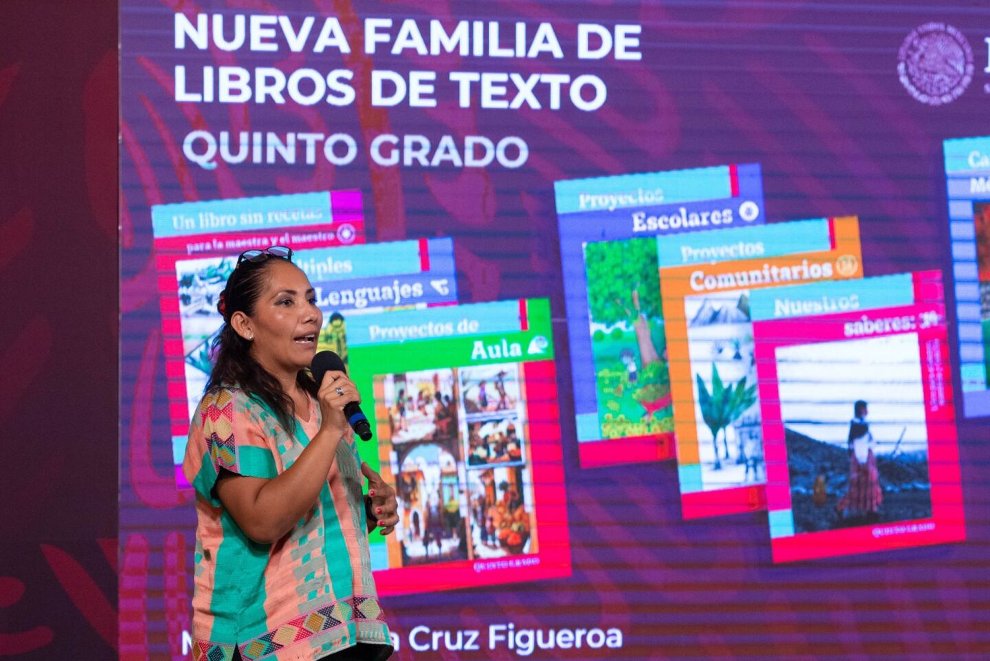 Carolina Cruz Figueroa, docente frente a grupo de la Escuela Primaria “Lázaro Cárdenas”, ubicada en Othón P. Blanco, Quintana Roo; durante el análisis de los libros de texto gratuito de la SEP.