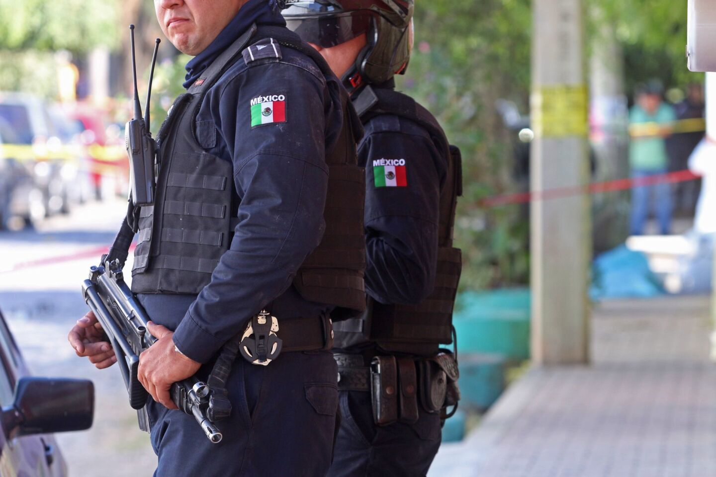 TLAQUEPAQUE, JALISCO, 10ENERO2018.- Tres hombres perdieron la vida al ser agredidos por sujetos armados en los cruces de las calles de 16 de Septiembre e Independencia en la colonia Toluquilla en dicho municipio, en el lugar de los hechos quedaron esparcidos al menos una treintena de casquillos de bala y al mismo arribaron personal de la Fiscalía General del Estado, policía municipal así como del Instituto Jalisciense de Ciencia Forenses, mismos que se encargaron del levantamiento de indicios al igual que de los cuerpos.FOTO: FERNANDO CARRANZA GARCIA / CUARTOSCURO.COM