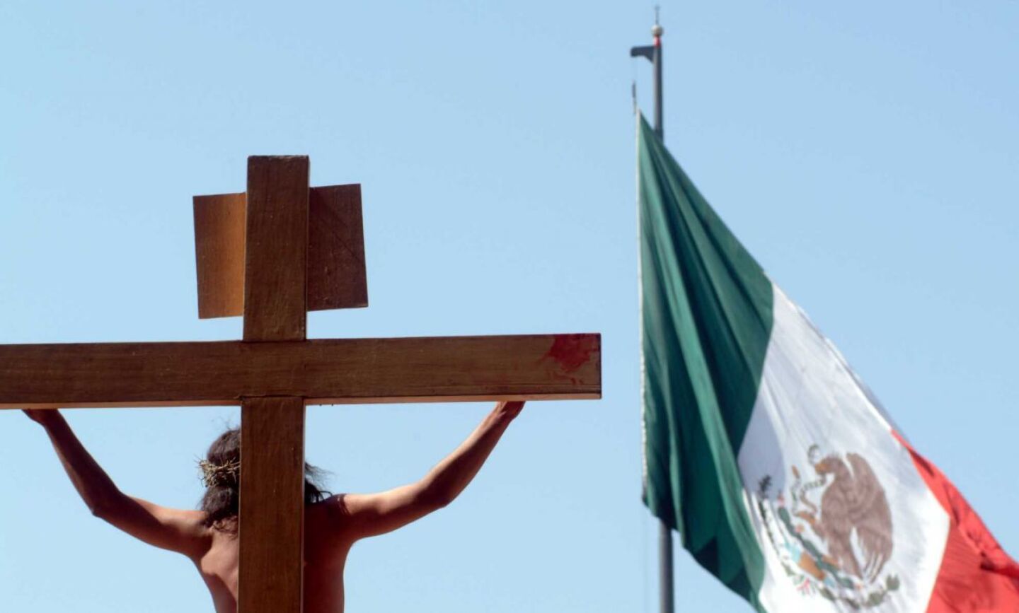 El actor hizo un recorrido alrededor de la Plaza de la Constitución, cargando una Cruz de 70 kilos, con lo que se recordó el Viacrucis y las tres caídas de Cristo. En el atrio de la catedral, Rodolfo Galindo será crucificado, simbólicamente, en otra cruz de metal forrada de madera, por la seguridad del actor.FOTO: Oswaldo Ramírez/CUARTOSCURO.COM