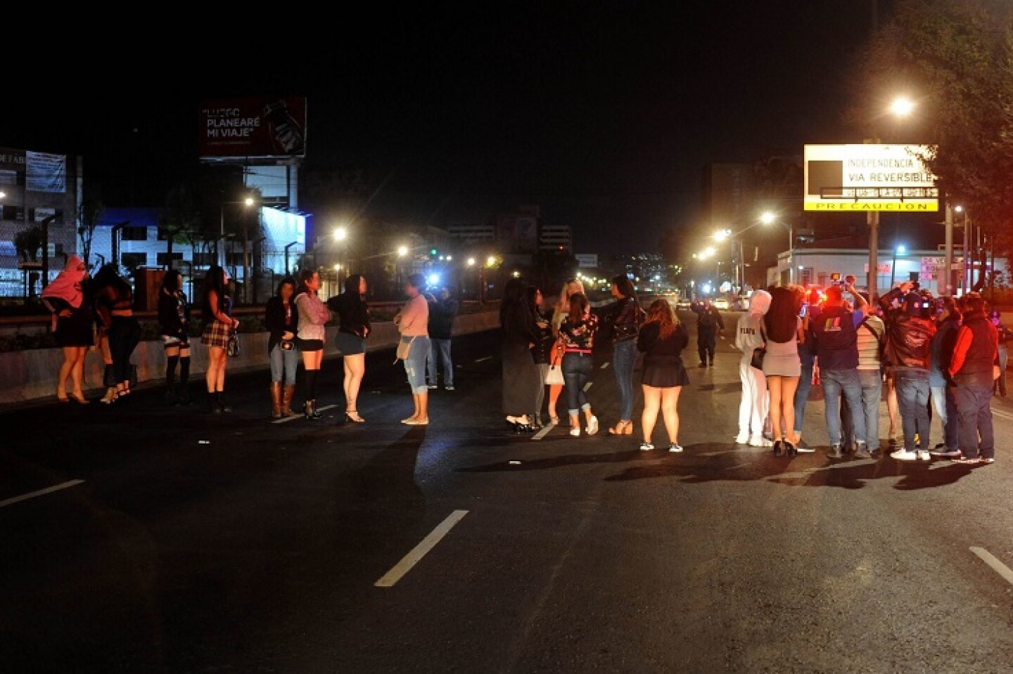 Sexoservidores y servidoras bloquean calzada de Tlalpan en protesta por los abusos de autoridad que se registra contra estas personas, por parte de policías del sector, en alcaldía de Benito Juárez.