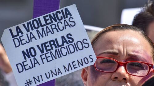 Mujeres realizaron una cadena humana en contra de los feminicidios y la violencia de género frente a la Cámara de Diputados local.