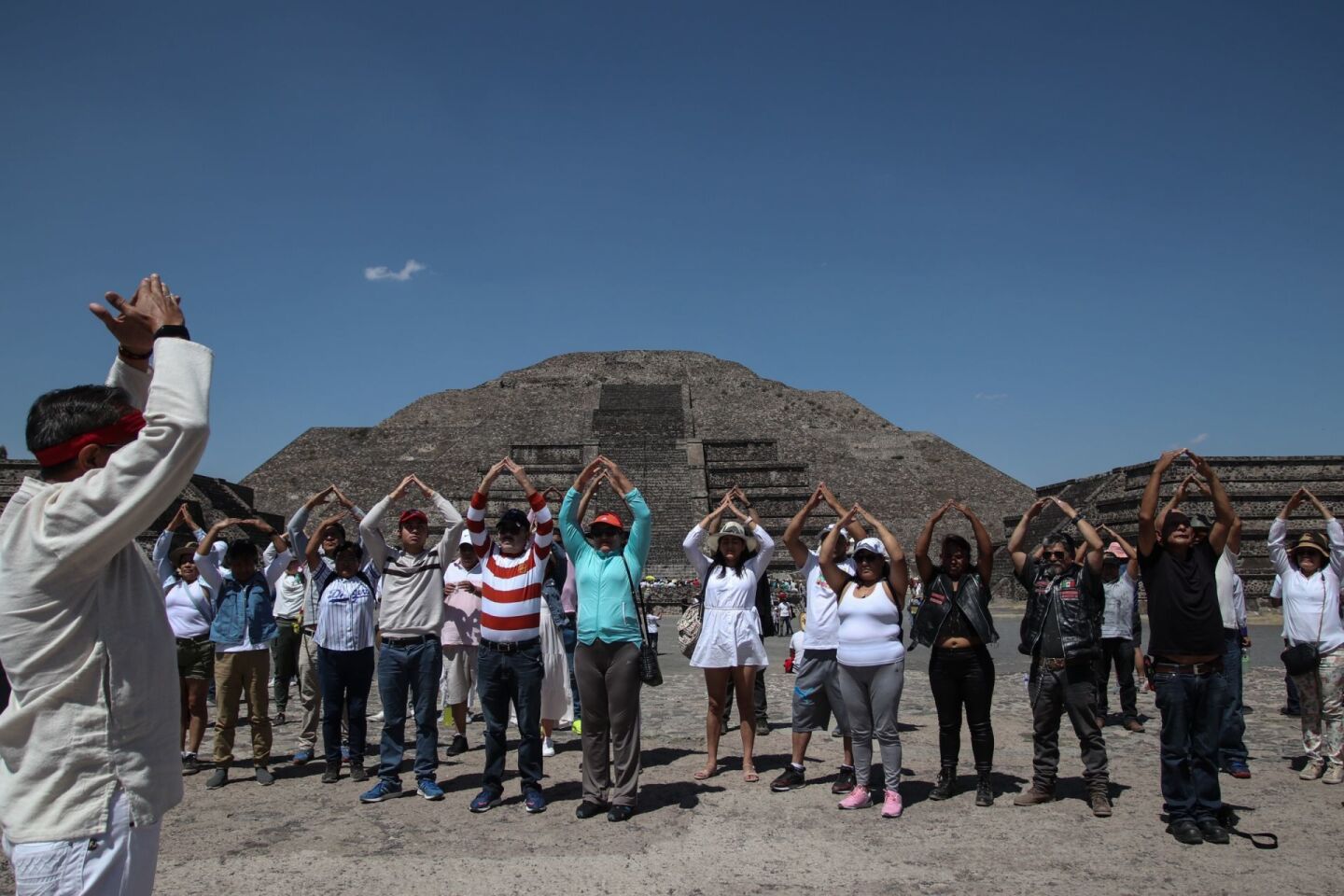 Cientos de turistas se dieron cita en la zona arqueológica de Teotihuacán vestidos de blanco (la mayoría) para recibir el solsticio de primavera.